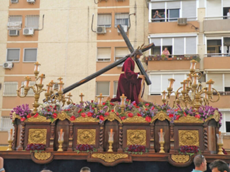 La procesión de todo un barrio por el Cristo de la Caridad de la barriada de los Príncipes.