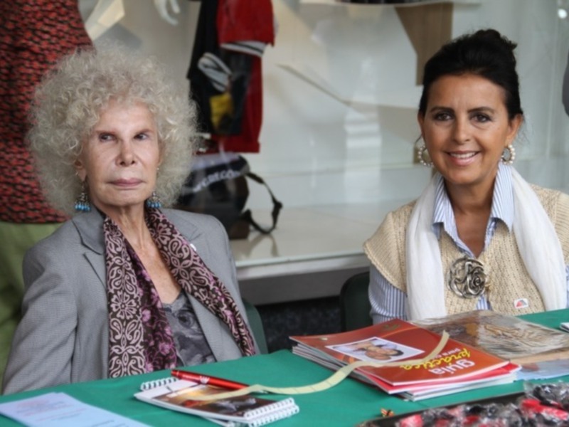 La duquesa de alba, solidaria, presidió la mesa de la esclerosis múltiple en Sevilla
