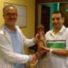 Juan Antonio Ruiz recibe una réplica  del primer premio de chirigota del carnaval gaditano 2010 "Los que van por derecho" 