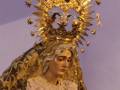 Estatua religiosa con vestimenta y tocado dorado, posiblemente una Virgen María.