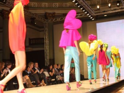Agatha Ruiz de la Prada recibe en Sevilla un premio por su dedicación a la moda