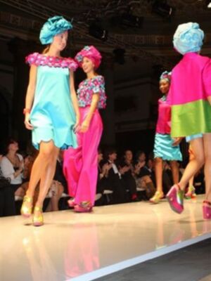 Agatha Ruiz de la Prada recibe en Sevilla un premio por su dedicación a la moda