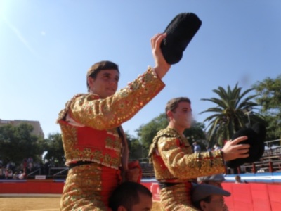 Puerta grande para los alumnos Isidro Arrocha y Francisco Montero en el fin de temporada de la Escuela de Jerez