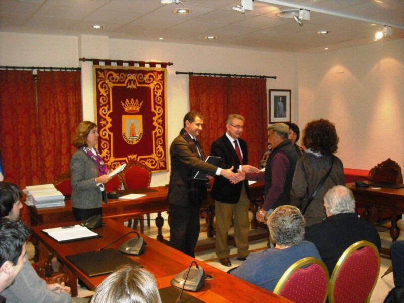 El delegado provincial de Vivienda entrega los 51 proyectos de rehabilitación de vivienda de 2008 (Chipiona)