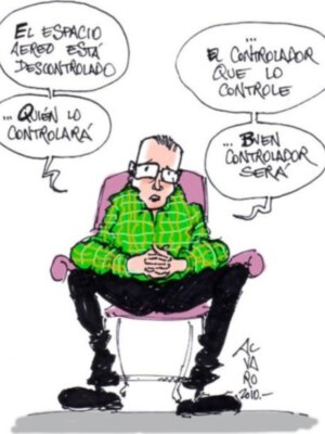 Un hombre sentado en una silla de oficina, con un gesto pensativo. Tiene un discurso que dice: "El espacio aéreo está descontrolado". Otro discurso le responde: "Controlador que lo controle". Y otro discurso dice: "Buen controlador sería".