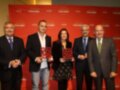 Los ganadores de los premios Cruzcampo posan con sus trofeos en un evento organizado por la Fundación Cruzcampo.