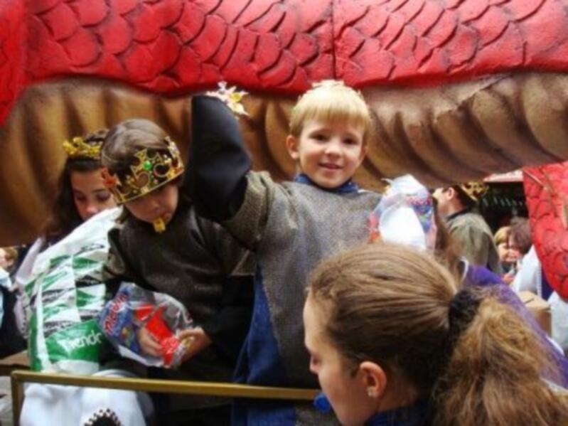 Los Reyes Magos reparten ilusión por las calles de Triana