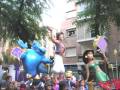Desfile de carros alegóricos con figuras de Aladdin y Jasmine en una celebración festiva.