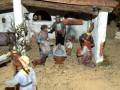 Representación de la natividad con figuras en un pequeño escenario de pesebre.