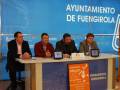 Presentación oficial del Ayuntamiento de Fuengirola, con tres hombres sentados en una mesa frente a un fondo azul con el nombre del ayuntamiento.