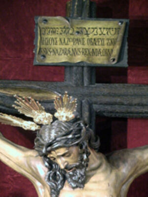 Cristo crucificado con una placa de texto en griego.
