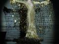 Modelo con vestido dorado brillante en desfile de moda.