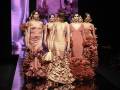 Modelos de vestidos de flamenca en una pasarela de moda.