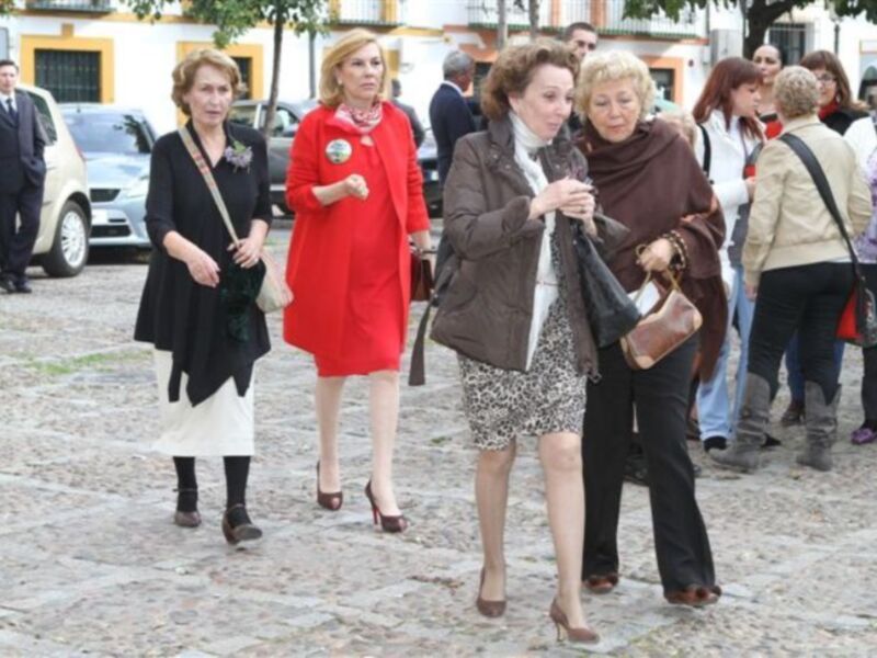 Rafael Medina con su mujer y su hermano Luis asisten a la misa funeral por su tío Luis en el palacio de Pilatos de Sevilla