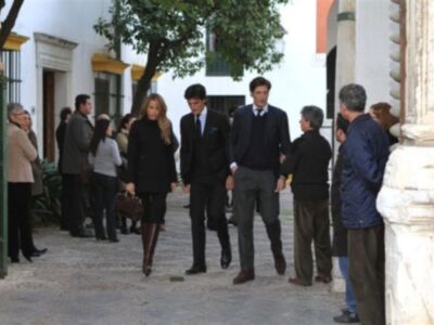 Rafael Medina con su mujer y su hermano Luis asisten a la misa funeral por su tío Luis en el palacio de Pilatos de Sevilla