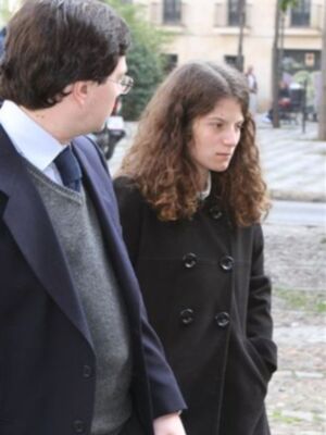 Rafael Medina con su mujer y su hermano Luis asisten a la misa funeral por su tío Luis en el palacio de Pilatos de Sevilla