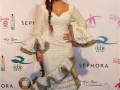 Participante en el SIMF 2011, Salón Internacional de Moda Flamenca, luciendo un vestido blanco con detalles bordados y mangas abullonadas.