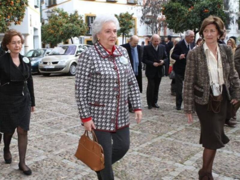 Rafael Medina con su mujer y su hermano Luis asisten a la misa funeral por su tío Luis en el palacio de Pilatos de Sevilla