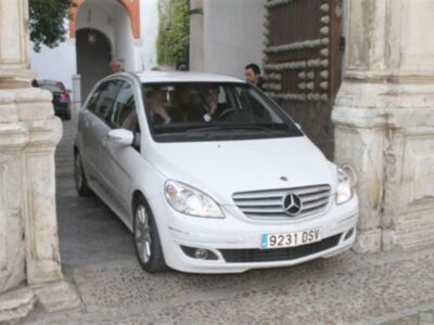 Rafael Medina con su mujer y su hermano Luis asisten a la misa funeral por su tío Luis en el palacio de Pilatos de Sevilla