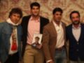 Cuatro hombres posan para una foto junto a un libro titulado 'Di Riserva'.