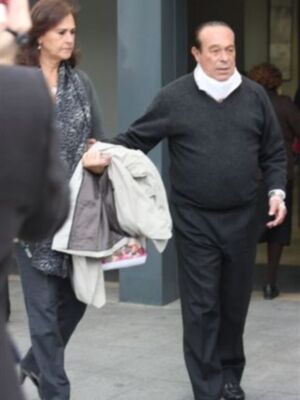 Curro Romero, intervenido con éxito en Sevilla y dado de alta con collarín   