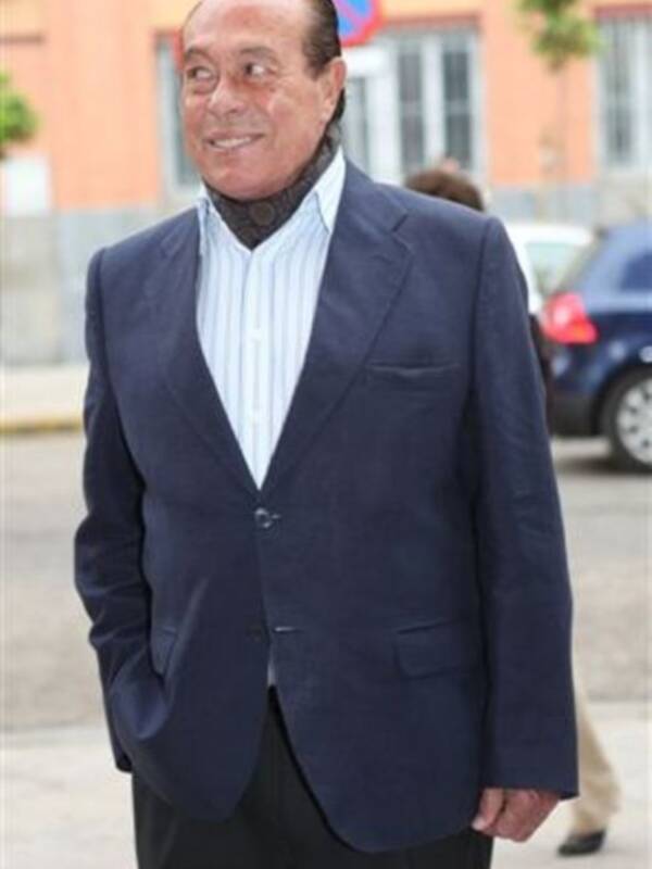 Curro Romero, primera salida pública tras salir del hospital para hacerse hermano del cachorro junto a Carmen Tello y Cayetana de Alba