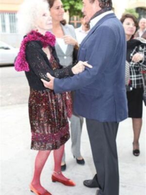 Curro Romero, primera salida pública tras salir del hospital para hacerse hermano del cachorro junto a Carmen Tello y Cayetana de Alba