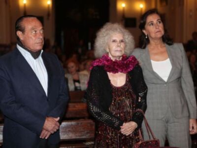 Curro Romero, primera salida pública tras salir del hospital para hacerse hermano del cachorro junto a Carmen Tello y Cayetana de Alba