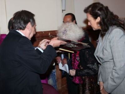 Curro Romero, primera salida pública tras salir del hospital para hacerse hermano del cachorro junto a Carmen Tello y Cayetana de Alba