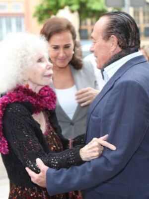 Curro Romero, primera salida pública tras salir del hospital para hacerse hermano del cachorro junto a Carmen Tello y Cayetana de Alba