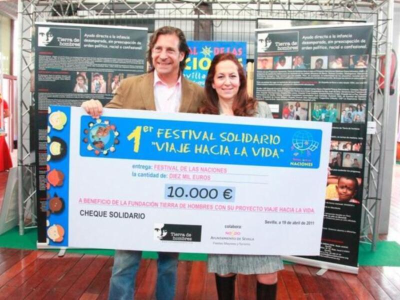 El festival solidario entrega a la ONG tierra de hombres un talón con un importe de 10.000 euros