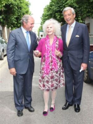 La Duquesa de Alba disfruta de la semana santa de Sevilla a pie de calle, como una sevillana más