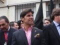 Un hombre con una camisa rosa y corbata de seda, posiblemente en un evento formal o ceremonial.