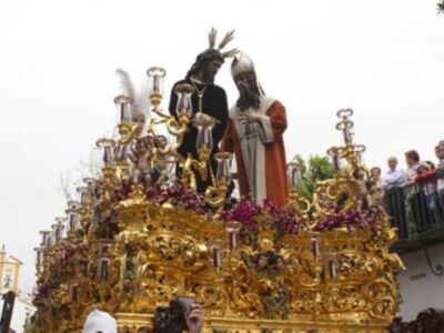 La Duquesa de Alba disfruta de la semana santa de Sevilla a pie de calle, como una sevillana más