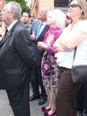 La Duquesa de Alba disfruta de la semana santa de Sevilla a pie de calle, como una sevillana más