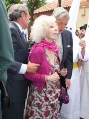 La Duquesa de Alba disfruta de la semana santa de Sevilla a pie de calle, como una sevillana más