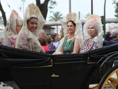 La Duquesa de Alba, con mantilla, madrina de la exhibición de enganches  