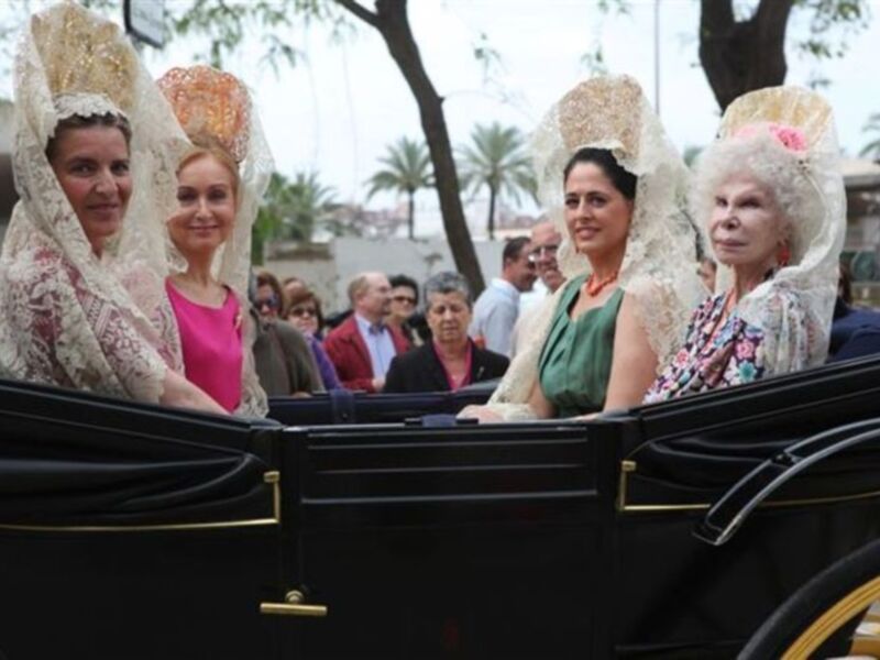 La Duquesa de Alba, con mantilla, madrina de la exhibición de enganches  