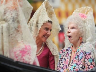 La Duquesa de Alba, con mantilla, madrina de la exhibición de enganches  