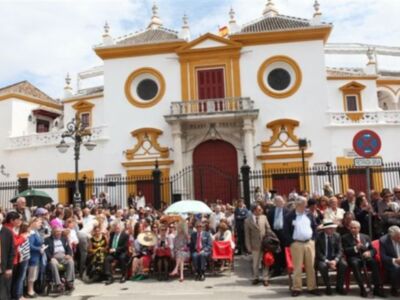 La Duquesa de Alba, con mantilla, madrina de la exhibición de enganches  