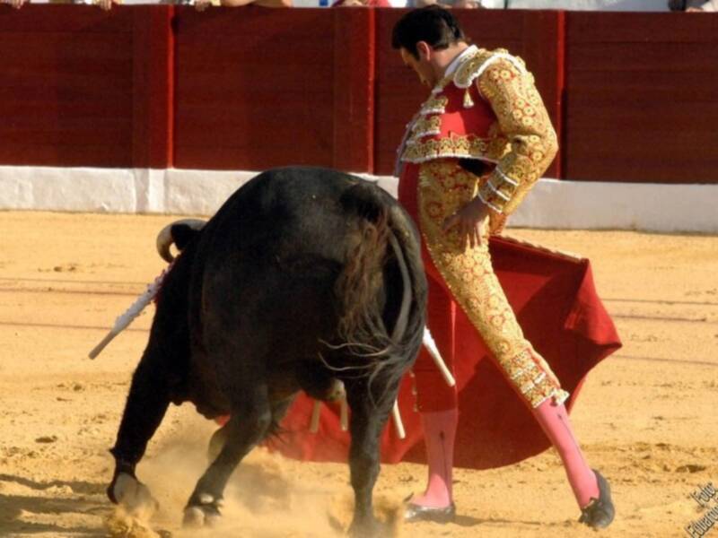 Los tres toreros a hombros en la segunda de Osuna