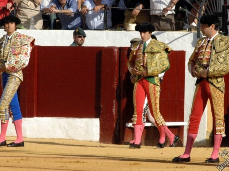 Los tres toreros a hombros en la segunda de Osuna