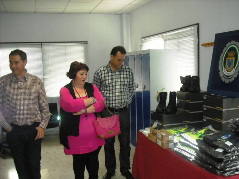 Seguridad Ciudadana entrega la nueva indumentaria a los agentes de la Policía Local de Chipiona
