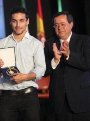 Eva González recibió la medalla de oro de Sevilla junto a Morante de la puebla