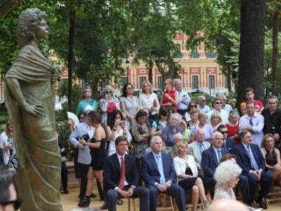 La duquesa de Alba inaugura su estatua en Sevilla rodeada de todos sus hijos menos Jacobo