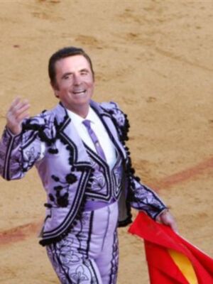 Un torero en traje tradicional, con un pañuelo español en la mano izquierda, celebrando una corrida de toros.