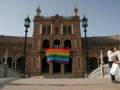 Plaza de España en Sevilla con una bandera arcoíris ondeando en el centro.