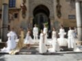 Modelos de vestidos de novia posan frente a la catedral de Sevillia, España.