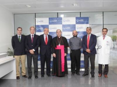 El arzobispo de Sevilla visita el hospital Viamed Santa Ángela de la cruz