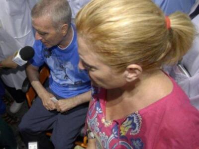 Ortega Cano dado de alta mucho más delgado, pelo corto canoso, agradecido y con un rosario 